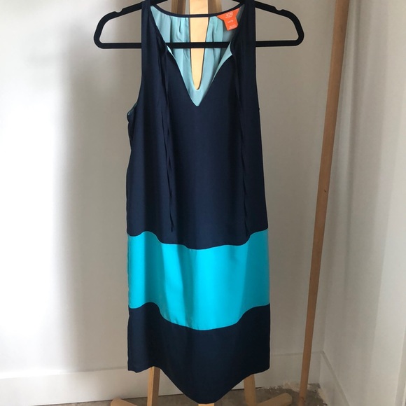 Colour Block Dress with Keyhole Neck - Picture 3 of 11